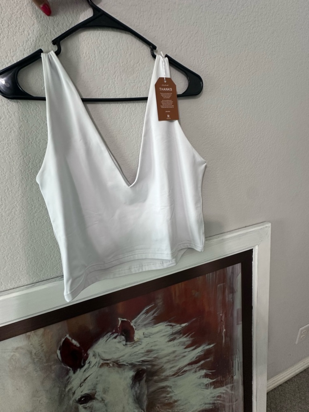 ReoRia White V-Neck Crop Tank